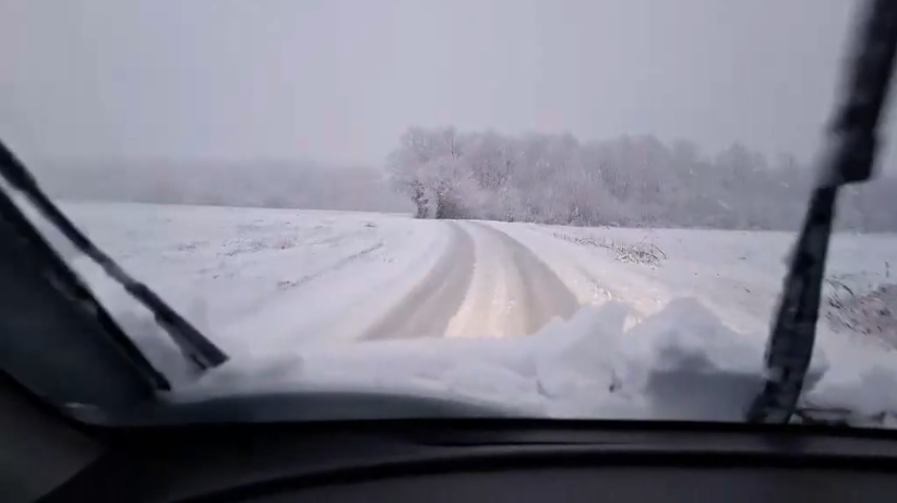 VIDEO Pada gusti snijeg diljem zemlje: Očekuje se i preko 30 cm novoga, upalio se i alarm