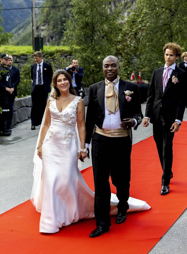 Bridal couple princess Märtha Louise and Mr. Durek Verrett greet the crowd