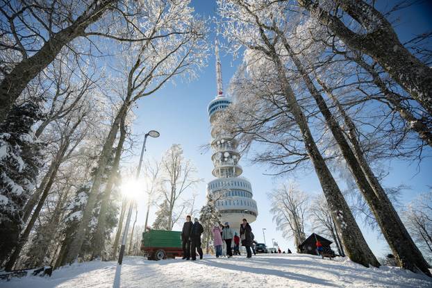 Zagreb: Dok je grad obavijen maglom, Sljeme je okupano suncem 