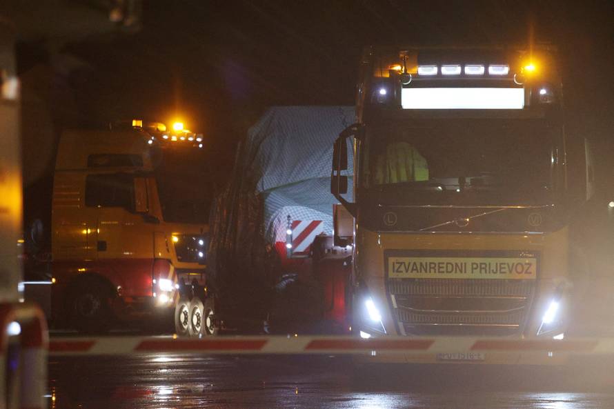 Konvoj sastavljen od sedam kamiona i 22 americka oklopna vozila Bradley krenuo iz riječke luke prema Slavonskom Brodu