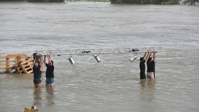 Zagreb: Djelatnici Green River Festa spašavaju opremu koja je potopljena u rijeci Savi
