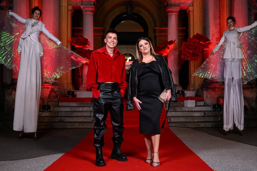 Zagreb: Dolazak uzvanika na dodjelu medijske nagrade "Večernjakova ruža" u Hrvatskom narodnom kazalištu