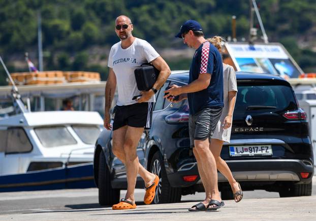 Dino RaÄa sa zanimljivim natpisom na majici proÅ¡etao viÅ¡kom rivom