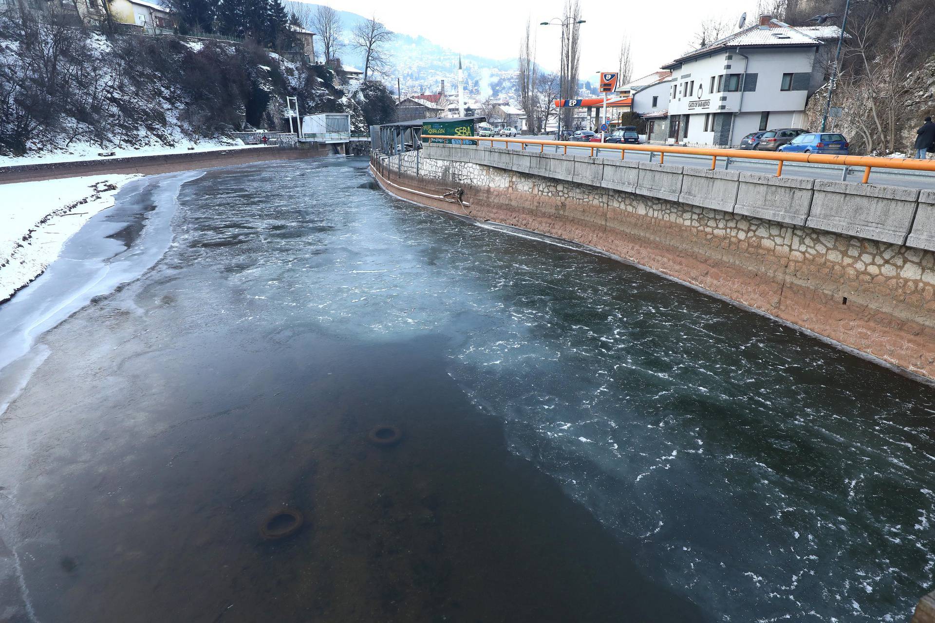 VIDEO Novi ledeni val poharao regiju: Kod Šibenika se zaledilo more, u BiH rijeka Miljacka
