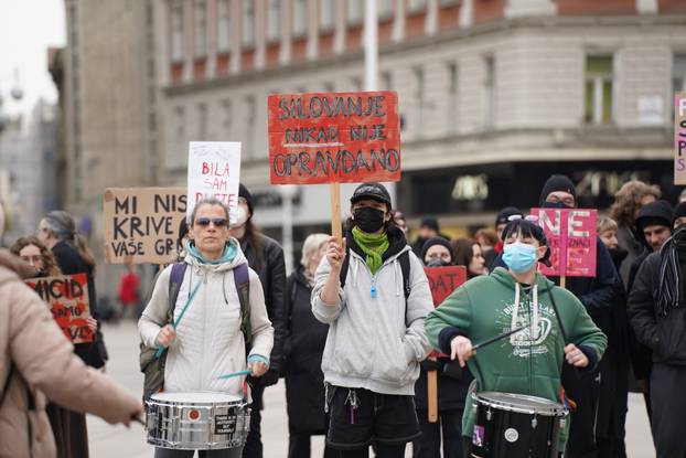 Zagreb: Prosvjednici protiv molitelja na glavnom trgu 