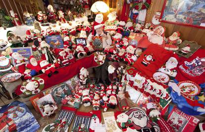 Rekord: Djed Mraz u njegovoj kući viri baš sa svake police 
