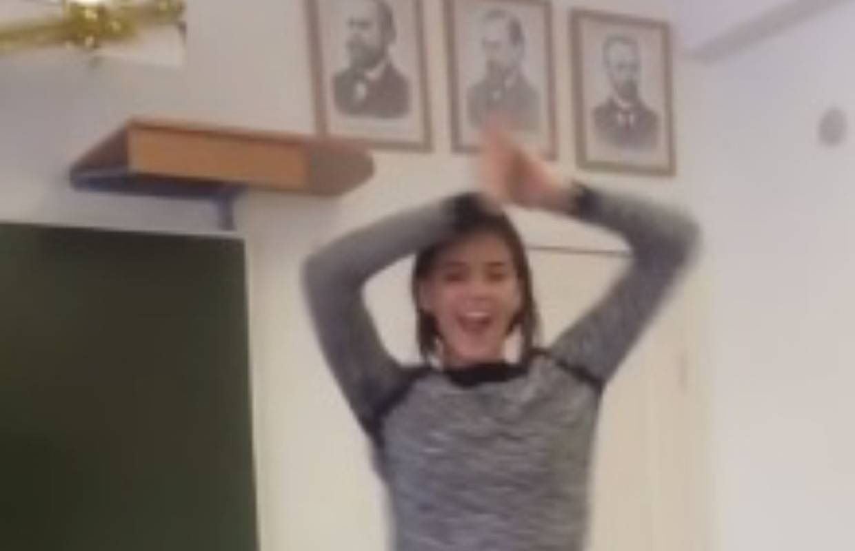 Tinejdžerica je postala viralni hit zbog svog plesa u učionici