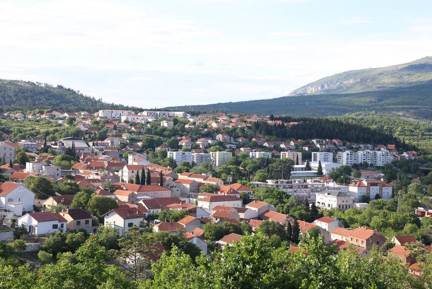 Drniš: Mirno okupljanje,prosvjed i molitva za ubijenog Luku Milovca