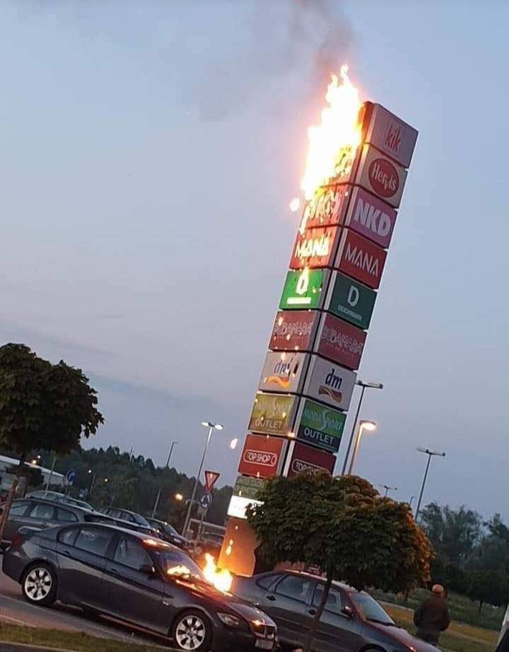 Zapalio se reklamni stup na parkiralištu trgovačkog centra