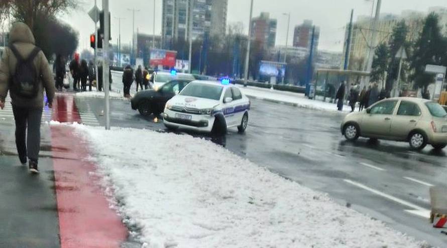 Udario je u policijski auto s upaljenim sirenama i rotirkama