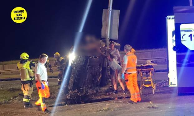 FOTO UŽASA Smrskani BMW na stupu, razbijeni Audi. Izvlačili ženu, muškarac visio s auta