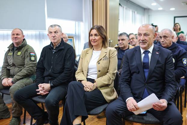 Zagreb: Ministar Tomo Medved uručio je braniteljske zahvalnice postrojbama iz Domovinskog rata