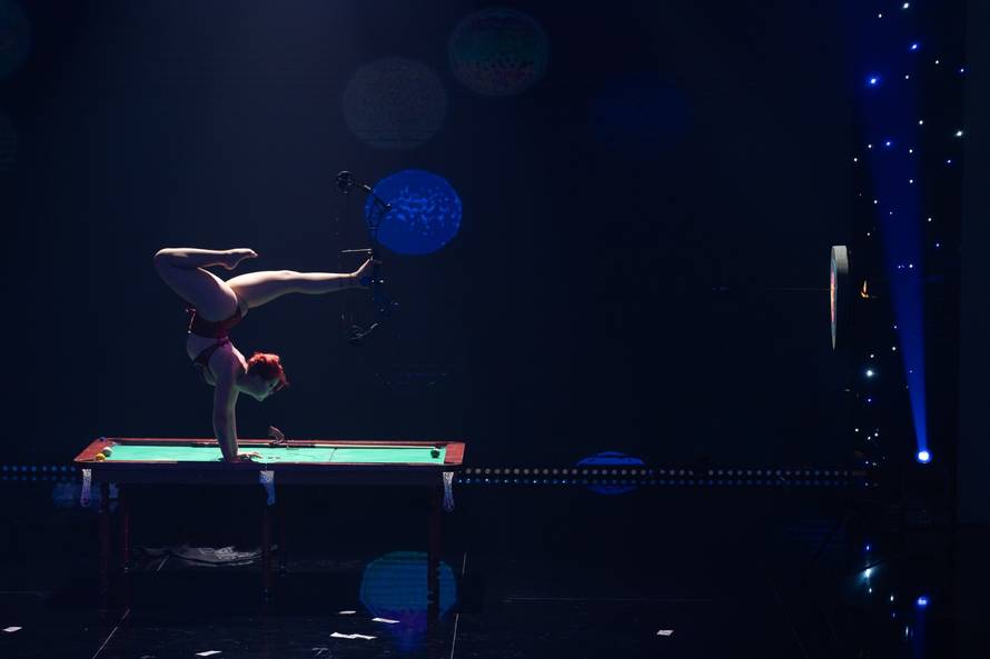 Talijanka je luk i strijelu držala stopalom i pogodila metu: 'Vi kao da nema kosti u tijelu...'