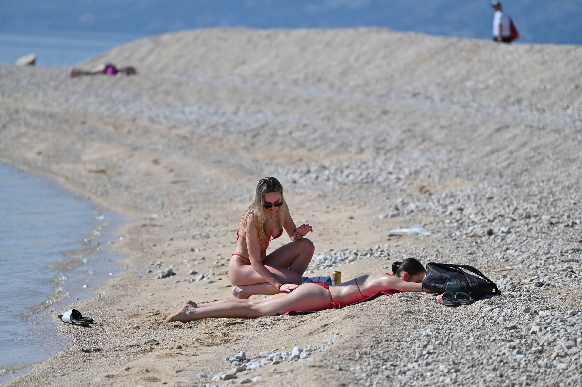 Dvije djevojke uživale na plaži u Makarskoj