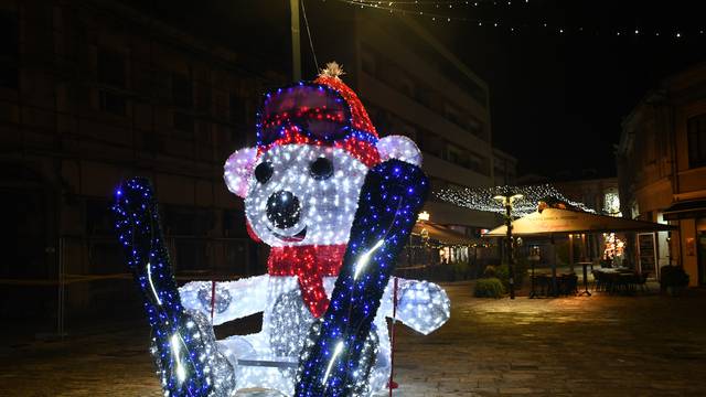 Sisak: Ukrašen centar grada tisućama lampica