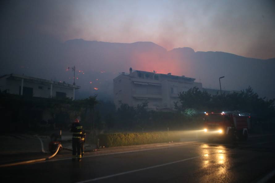 Kanader pomaže u gašenju, u Makarsku stiže i 150 vojnika