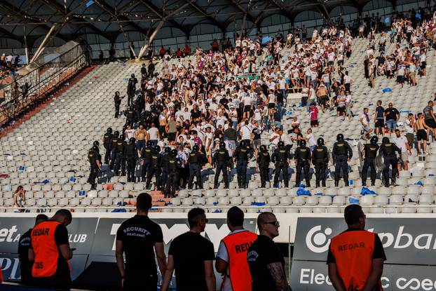 Split: Interventna policija ispratila "navijače" nakon utakmice Hajduk i Dinamo 