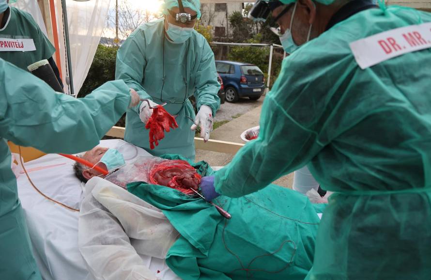 Kaštel Kambelovac: Održan Kambelovski krnjeval i zapaljen krnje “ Yugo”