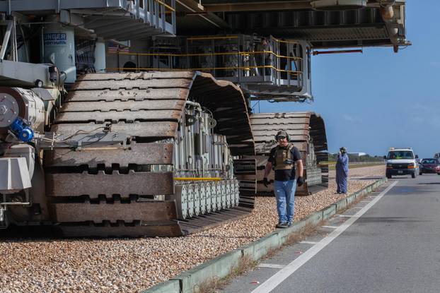 Evo kako NASA već 60 godina vozi rakete na pistu: Ovu zvijer zovu crawler transporter