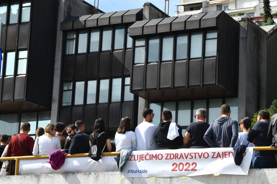 Zagreb: Inicijativa mladih liječnika Hrvatske organizirala prosvjed ispred Ministarstva zdravstva