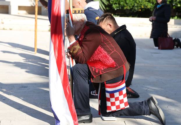 Šibenik:Muški molitelji krunice i protuprosvjednici 