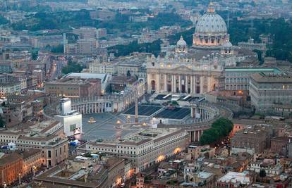 Prosvjed u Vatikanu: Oružje uništava mir, ne gay brakovi!