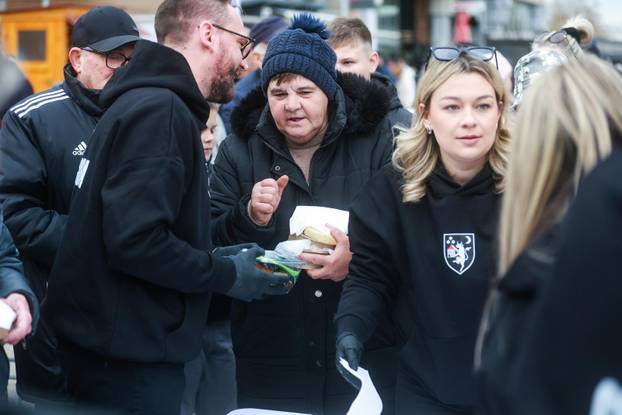 Velika Gorica: Gradona?elnik Krešimir A?kar povodom Uskrsa dijelio gra?anima prženu srdelu
