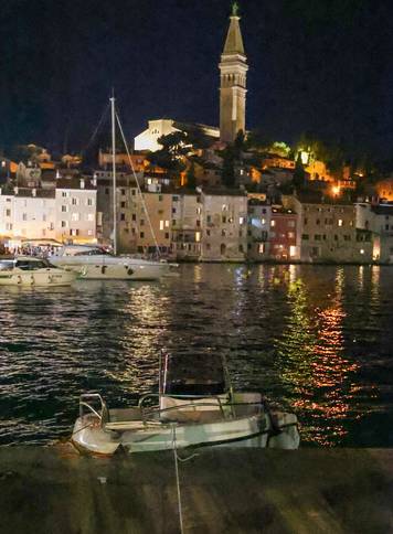 Rovinj: Gliser se zabio u rivu