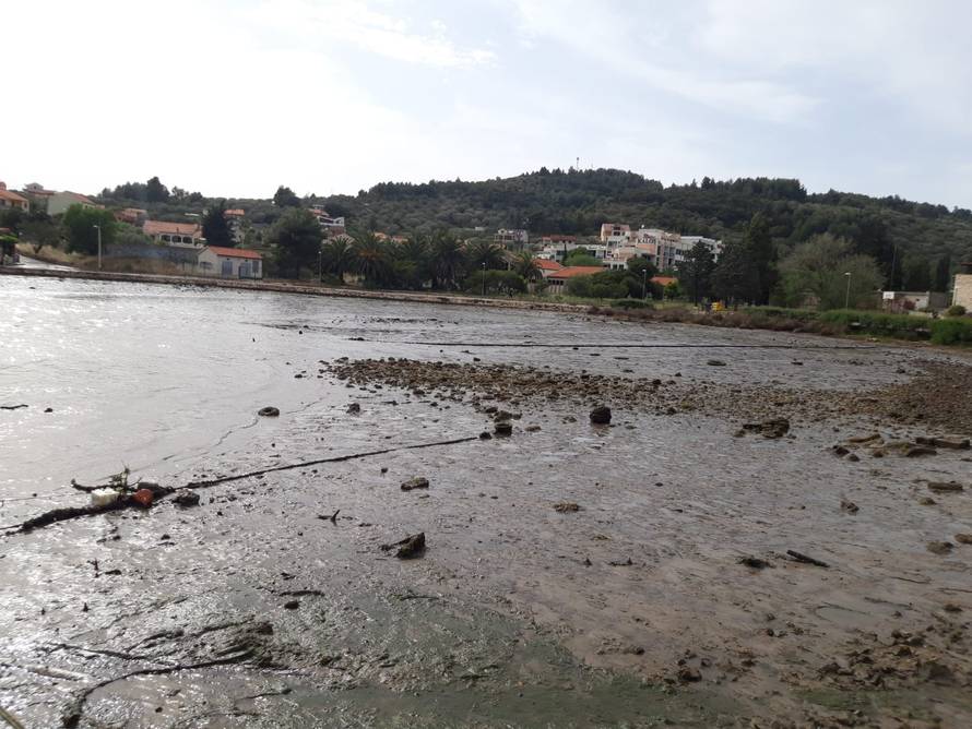 Meteorološki tsunami pogodio Velu Luku, nasukale se brodice
