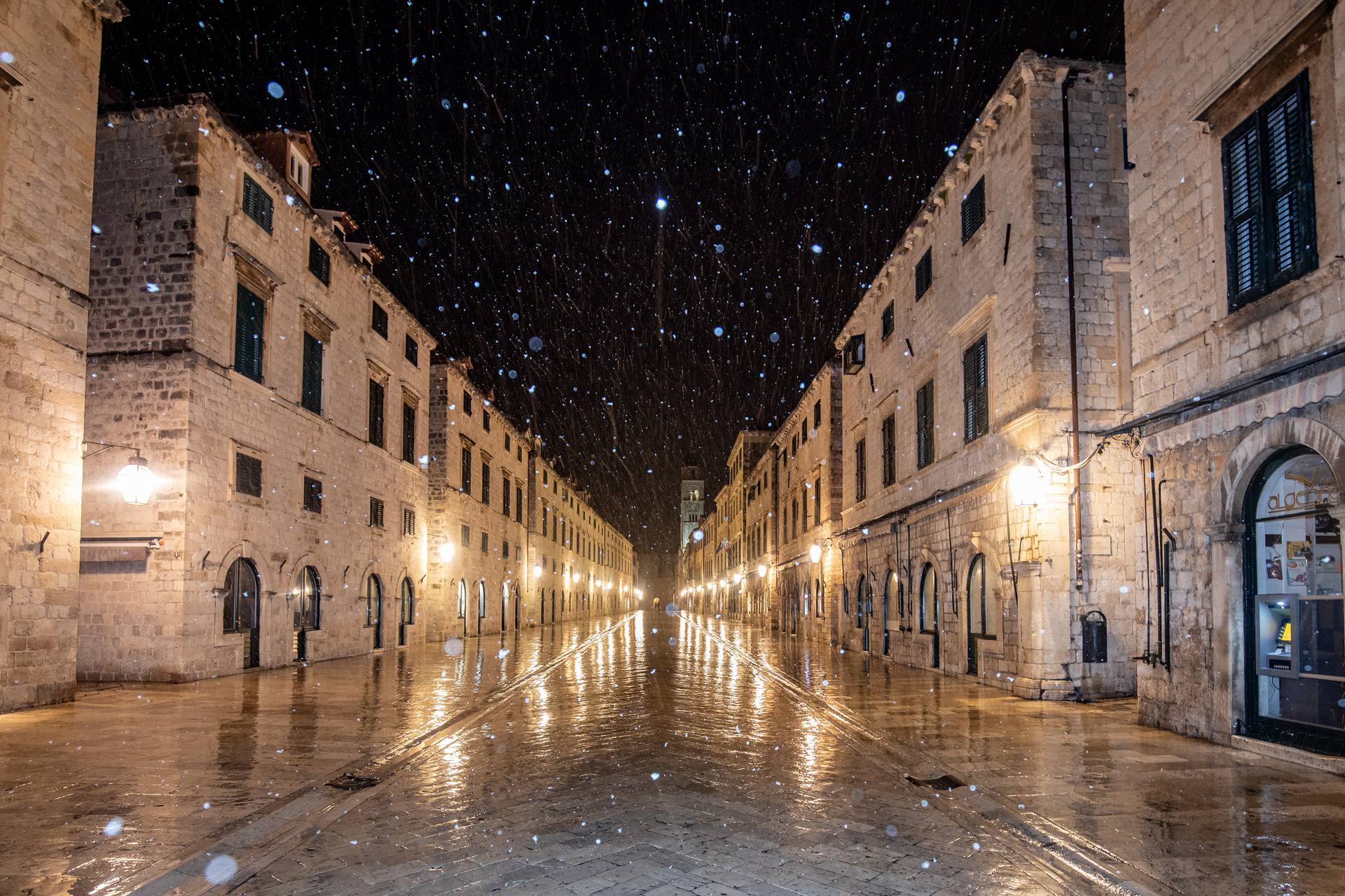 U Dubrovniku zalepršale prve snježne pahulje