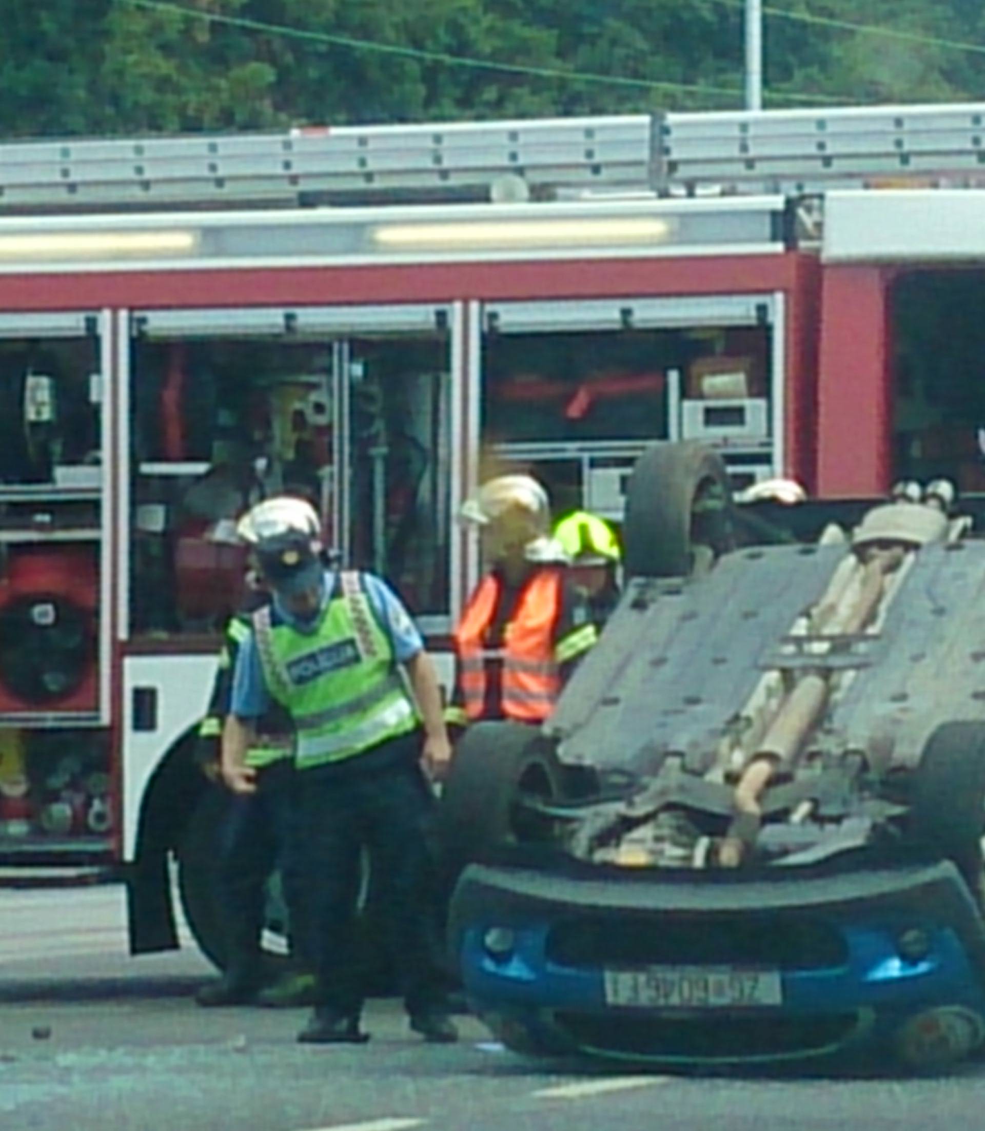 Automobil je završio na krovu, dvoje ljudi prevezli su u bolnicu