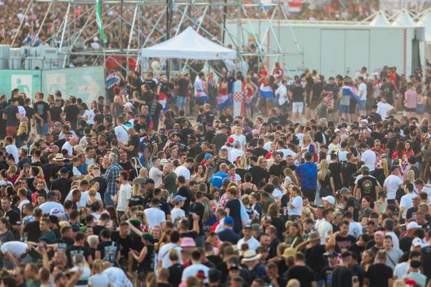 Zagreb: Obožavatelji zauzimaju mjesta unutar Hipodroma uoči početka koncerta