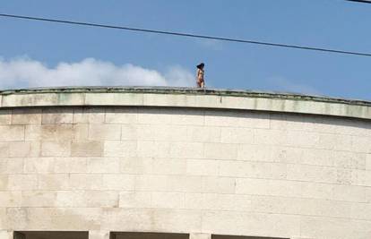 Gola žena na krovu 'džamije' u Zagrebu iznenadila prolaznike