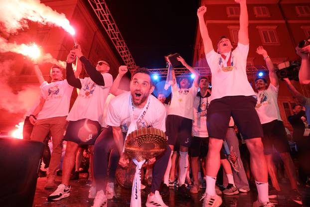 Rijeka: Navijači i Igrači Rijeke na Korzu slave osvajanje Hrvatskog nogometnog kupa