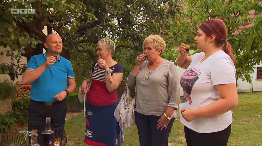 Pjesma domaćice Irene je hit na YouTubeu, gostima nije pjevala, a poslužila im je 'neuspjela' jela