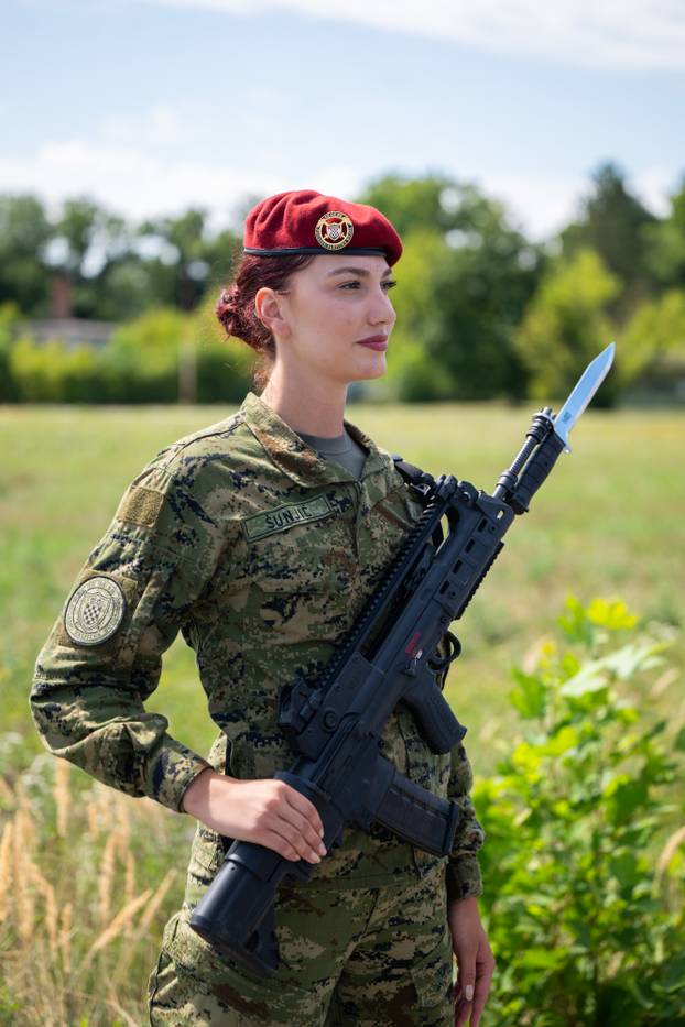 Velika Gorica: Uvježbavanje pješačkih postroja Hrvatske vojske za svečani vojni mimohod