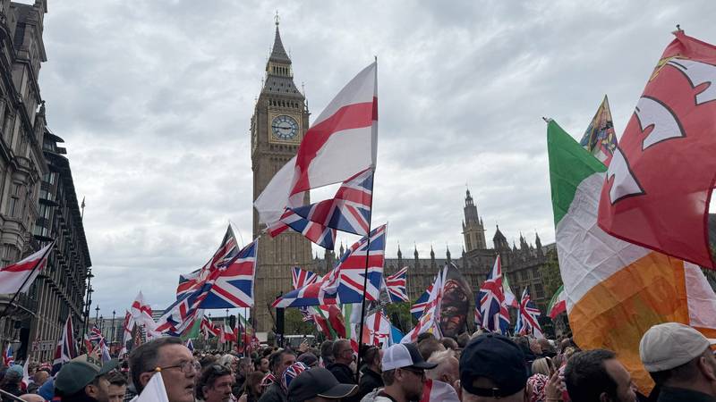 Oko 80 tisuća ljudi marširalo Londonom na propalestinskim i krajnje desnim prosvjedima