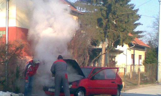 Gorući auto mu stao pred kućom pa ga sam ugasio