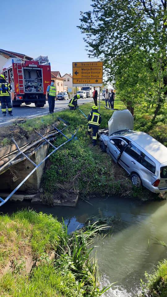 Teška nesreća u Hrastju: Probio ogradu autom i završio u kanalu