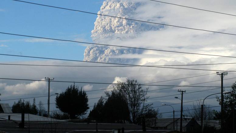 Eruptirao vulkan u Čileu, vlasti evakuirale oko 3500 građana