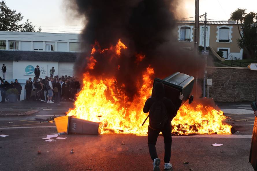 France student protest through the streets of Brest