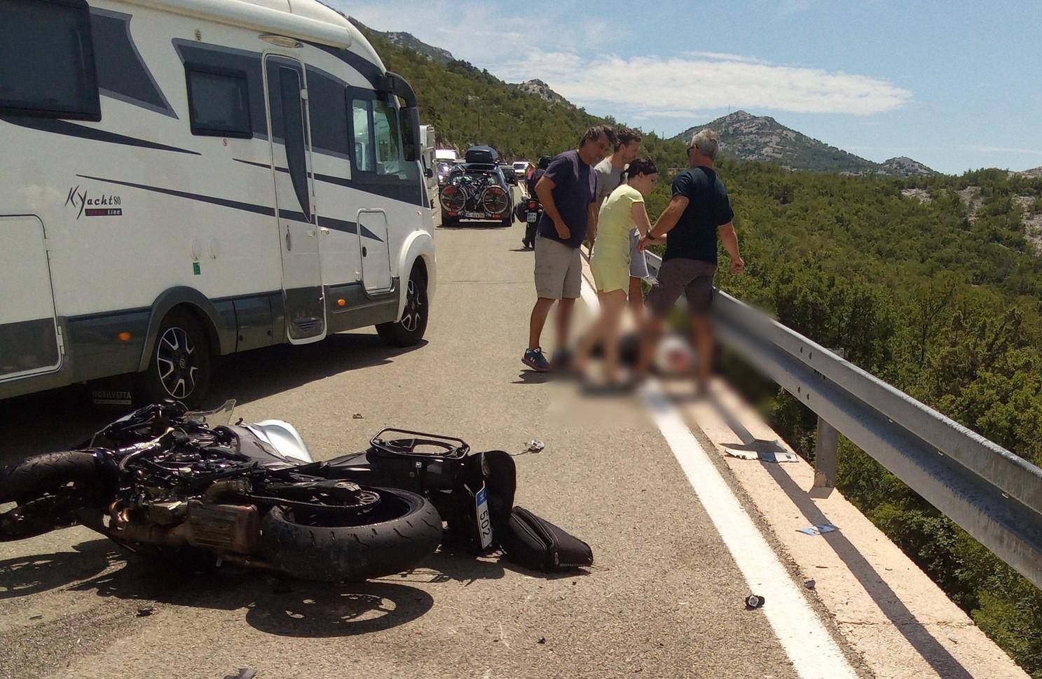 Sudar kod Senja: Žena pala s motora u grmlje ispod ceste