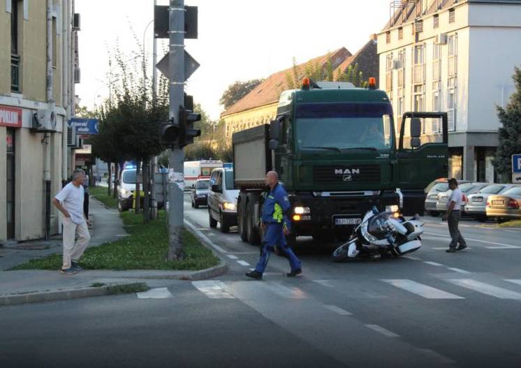 Kamion naletio na policijski motocikl: Nema ozlijeđenih