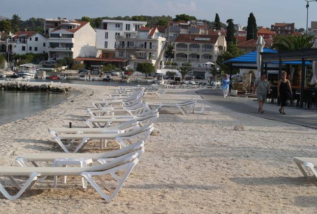 Plaža u Okrugu Gornjem prije samo nekoliko dana bila je puna turista