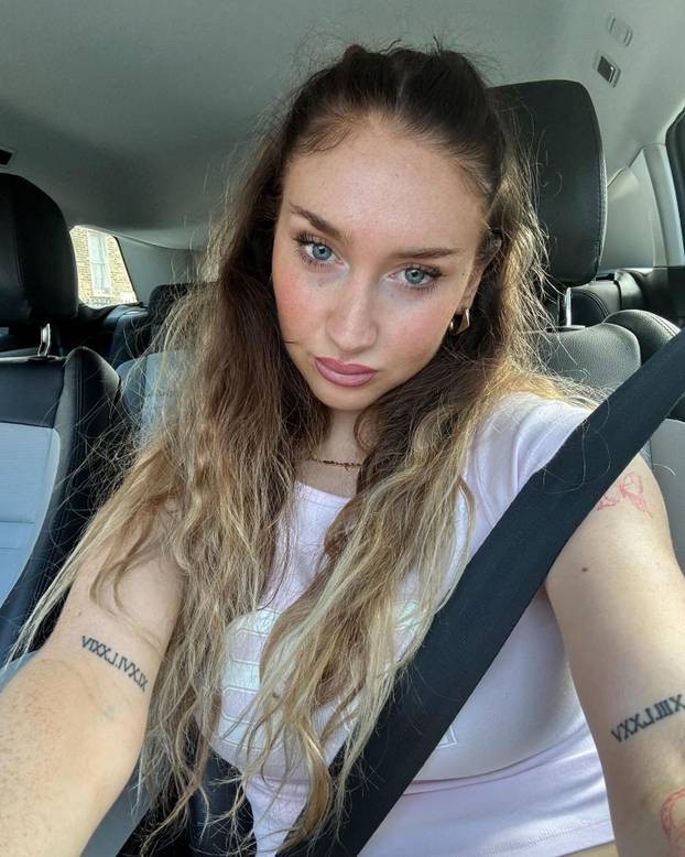 FOTO Bujna kći legende Uniteda provocira oskudnim izdanjima