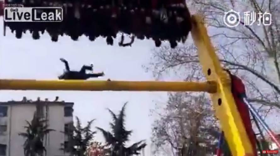 Puknuo sigurnosni pojas: Pao s ljuljačke u zabavnom parku