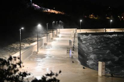 FOTO Orkanski udari vjetra na Jadranu: Zabranjen promet na niz prometnica za neka vozila