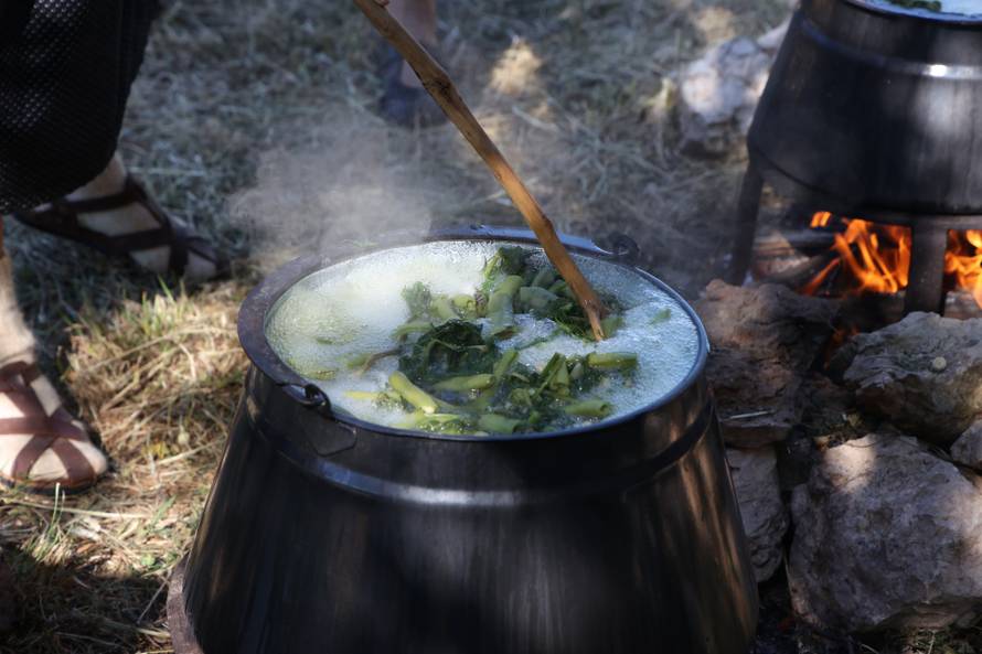 Vodice:Tradicionalni prvosvibanjski piknik u Rakitnici,spremanje divljeg zelja i pulente.