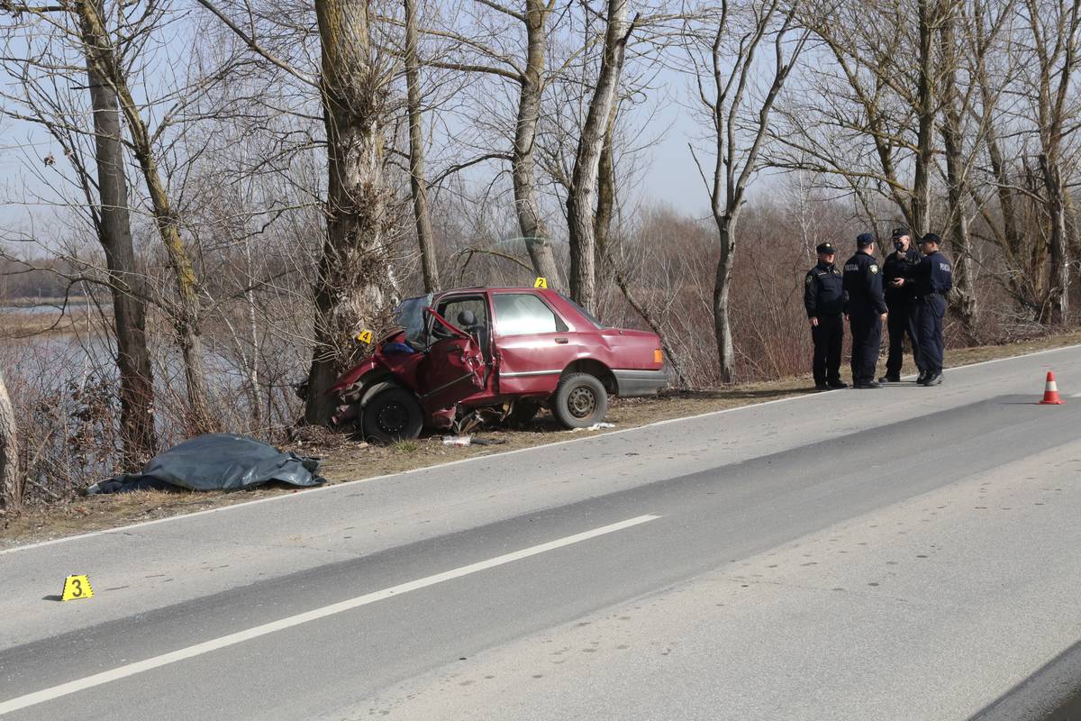 Muškarac sletio s ceste: Zabio se u drvo, na mjestu je poginuo