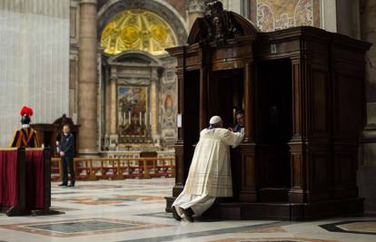 Opet protiv protokola: Papa se ispovjedio običnom svećeniku